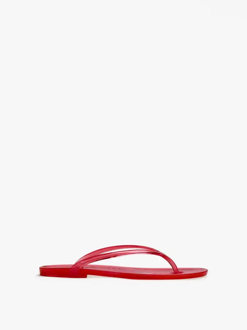 Las que más saben de moda lo tienen claro: las chanclas rojas son la ...