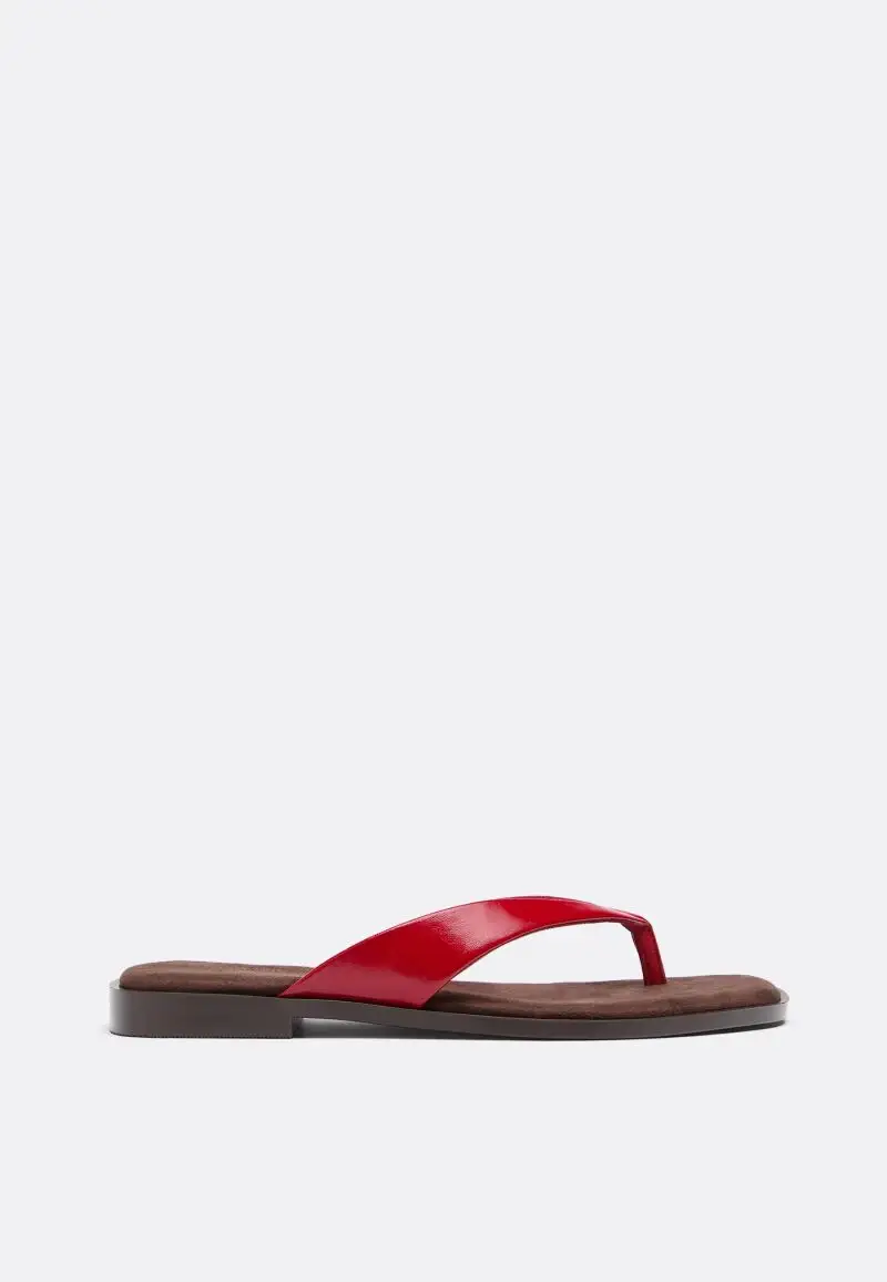 Las que más saben de moda lo tienen claro: las chanclas rojas son la ...
