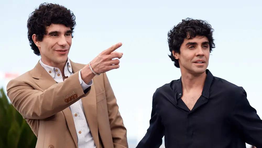 Los directores Javier Calvo y Javier Ambrossi presentando en Cannes "La bola negra"