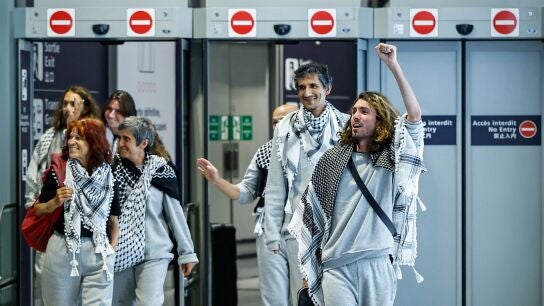 22 May 2026, France, Paris: French activists detained and deported by Israel following the interception of their Gaza-bound flotilla arrive at Roissy Charles de Gaulle airport. Photo: Simon Wohlfahrt/AFP/dpa 22/05/2026 ONLY FOR USE IN SPAIN