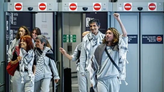 Global Sumud Flotilla's Activists return home 22 May 2026, France, Paris: French activists detained and deported by Israel following the interception of their Gaza-bound flotilla arrive at Roissy Charles de Gaulle airport. Photo: Simon Wohlfahrt/AFP/dpa 22/05/2026 ONLY FOR USE IN SPAIN