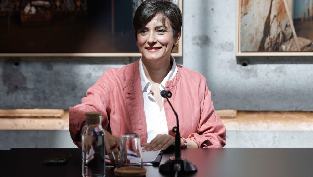 La ministra de Vivienda y Agenda Urbana, Isabel Rodríguez, se reúne con agentes sociales para abordar su participación en el despliegue del Plan Estatal de Vivienda 2026-2030