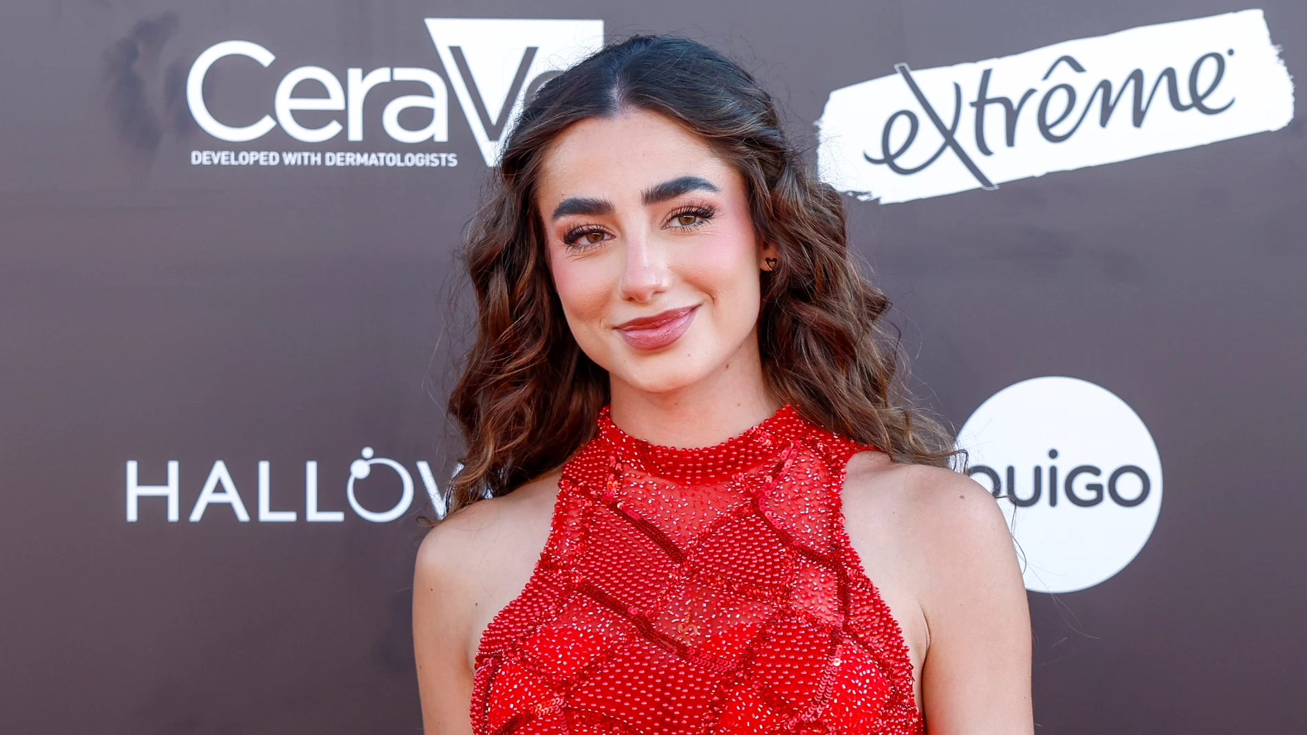 Lola Lolita Land: Desfilan Looks Impactantes en la Alfombra Roja