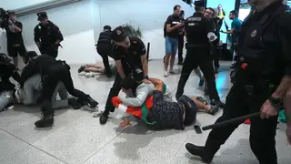 Llegada a Bilbao de los activistas vascos de la flotilla pro palestina Miembros de la Ertzaintza detienen a varios activistas en el aeropuerto de Bilbao, a 23 de mayo de 2026, en Bilbao, Vizcaya, País Vasco (España). Los activistas vascos detenidos por Israel por participar en la Global Sumud Flotilla que llevaba ayuda a Gaza llegan a Bilbao tras denunciar agresiones por parte del ejército israelí. 23 MAYO 2026;PIXELADA H.Bilbao / Europa Press 23/05/2026