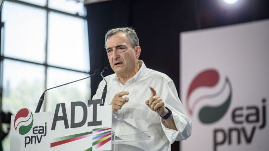 FOTODELDIA DURANGO, 24/05/2026.- El presidente del PNV, Aitor Esteban, interviene durante el mitin que el partido ha organizado este domingo en Durango, Bizkaia, con el lema 'Aurrera Diharduen Indarra', “La fuerza que sigue adelante”, a un año de las elecciones municipales y forales. EFE/Javier Zorrilla