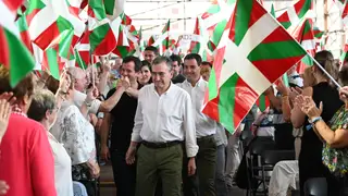 El PNV da comienzo a la carrera hacia las elecciones de 2027 El presidente del EBB, Aitor Esteban (i), y el Lehendakari, Imanol Pradales (d), durante el acto político ADI 26/27, a 24 de mayo de 2026, en Durango, Vizcaya, País Vasco (España). El PNV celebra este domingo en Landako Gunea de Durango el acto ADI 26/27, concebido como el pistoletazo de salida para las elecciones municipales y forales de mayo de 2027. Bajo el lema ‘Aurrera Diharduen Indarra’, el Euzkadi Buru Batzar busca movilizar a sus bases ante la inminencia de las citas electorales. 24 ...
