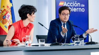 La ministra de Inclusión, Seguridad Social y Migraciones y portavoz del Gobierno, Elma Saiz, y el ministro para la Transformación Digital y de la Función Pública, Óscar López, durante la rueda de prensa posterior al Consejo de Ministros, en el Palacio de la Moncloa, a 26 de mayo de 2026, en Madrid (España). El Consejo de Ministros aprueba el proyecto de ley sobre el uso y la gobernanza de la IA, alineado con el nuevo reglamento europeo. La norma prevé multas de hasta 35 millones de euros por ...