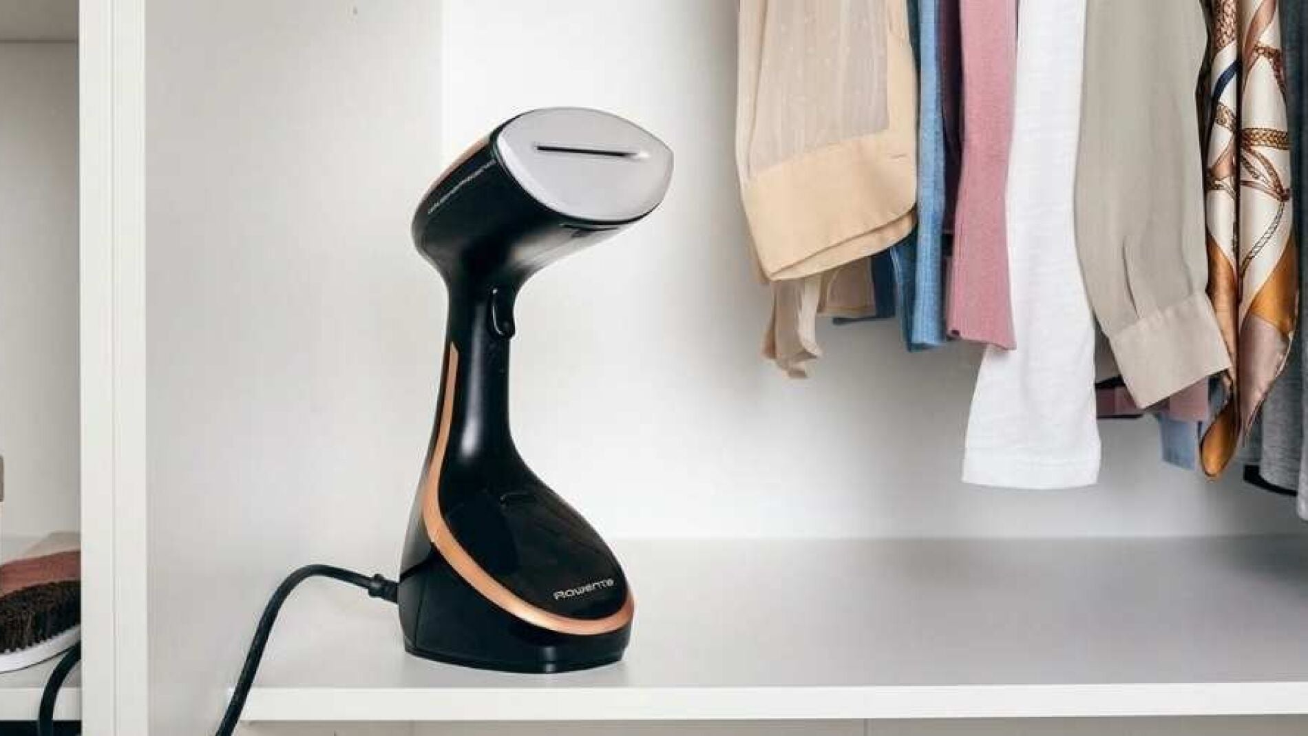 Rowenta rebaja el cepillo de vapor que deja camisas listas en 40 segundos sin sacar la tabla grande