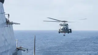 Irán advierte que el paso a través del estrecho de Ormuz ya no será "como antes" MAR ARÁBIGO 27/05/2026.- Un helicóptero MH-60R Sea Hawk se acerca al USS Delbert D. Black (DDG 119) después de patrullar el mar Arábigo en apoyo al bloqueo de Estados Unidos contra Irán. Las autoridades iraníes advirtieron hoy que el acceso al estrecho de Ormuz, actualmente bloqueado, "ya no será como antes" y que, por ello, han abierto negociaciones con el otro país con acceso a dicho paso, Omán. EFE/CENTCOM - SOLO USO EDITORIAL/SOLO DISPONIBLE PARA ILUSTRAR LA NOTICIA QUE ACOMPAÑA (CRÉDITO...
