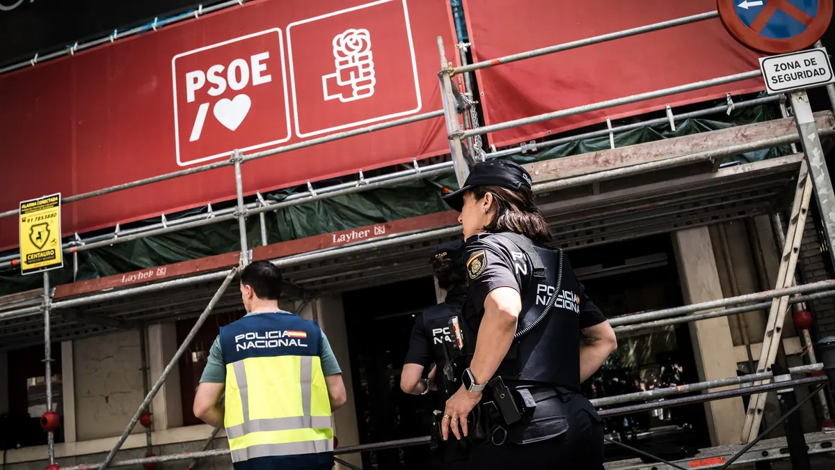 La Policía entrando en la sede del PSOE en la madrileña sede de Ferraz
