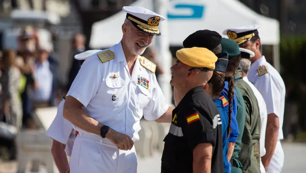 El Rey Felipe VI durante la revista naval y la exhibición dinámica con motivo del Día de las Fuerzas Armadas