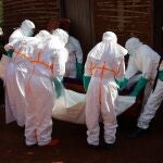 Medical workers in protective suits transfer the body of an Ebola victim in Mongbwalu, Ituri province, eastern Democratic Republic of the Congo (DRC), May 24, 2026. 