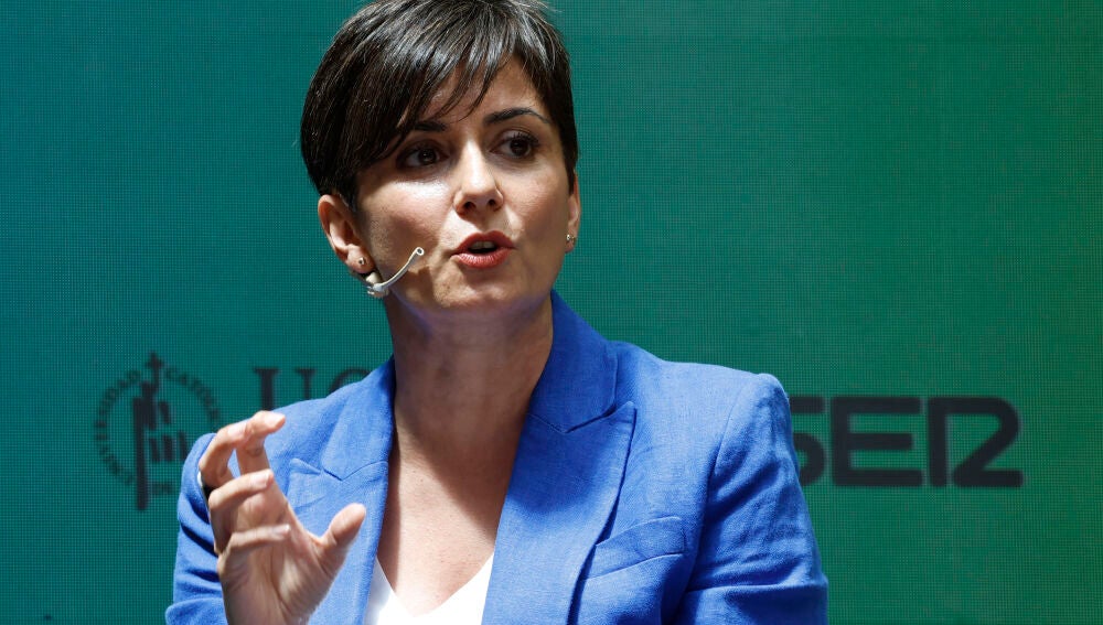 La ministra de Vivienda sufre un escrache en un acto organizado por El País, que suspende su emisión en streaming en plena protesta