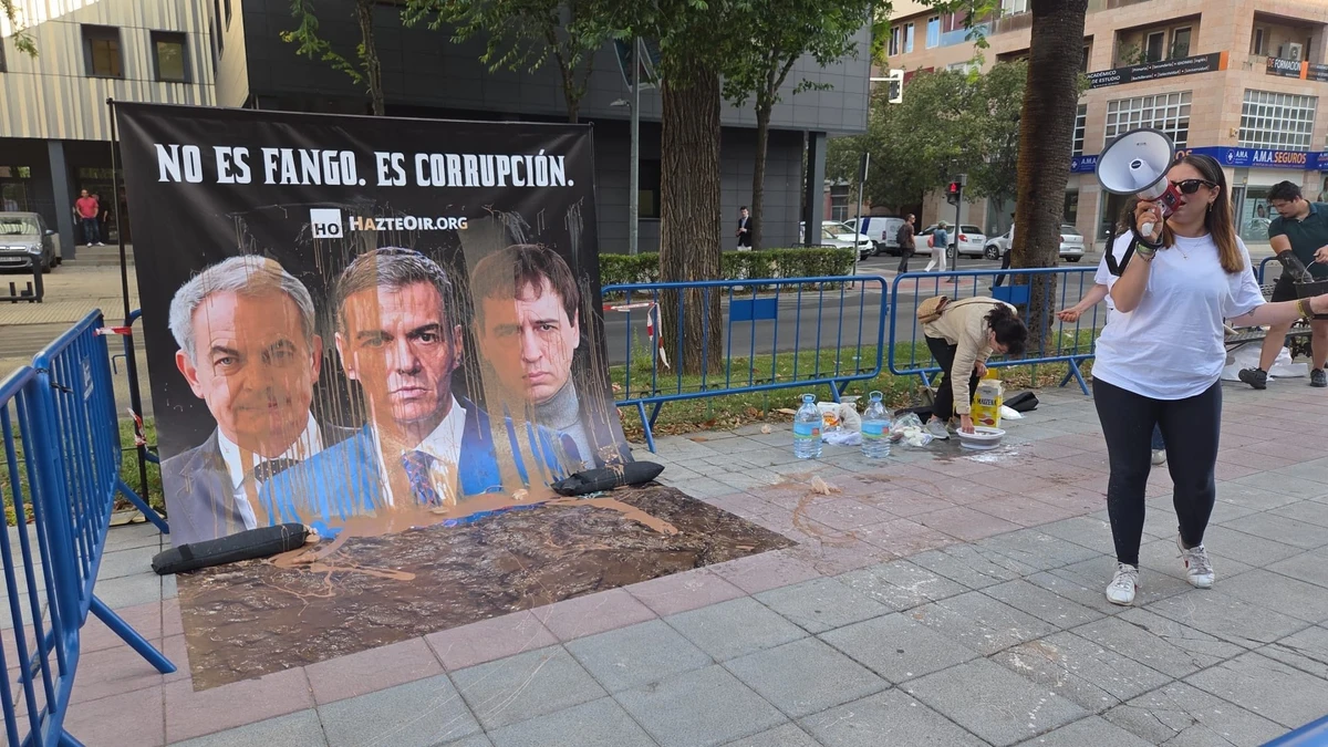 Protesta de Hazte Oír ante las puertas de la Audiencia Provincial de Badajoz donde declaraba David Sánchez