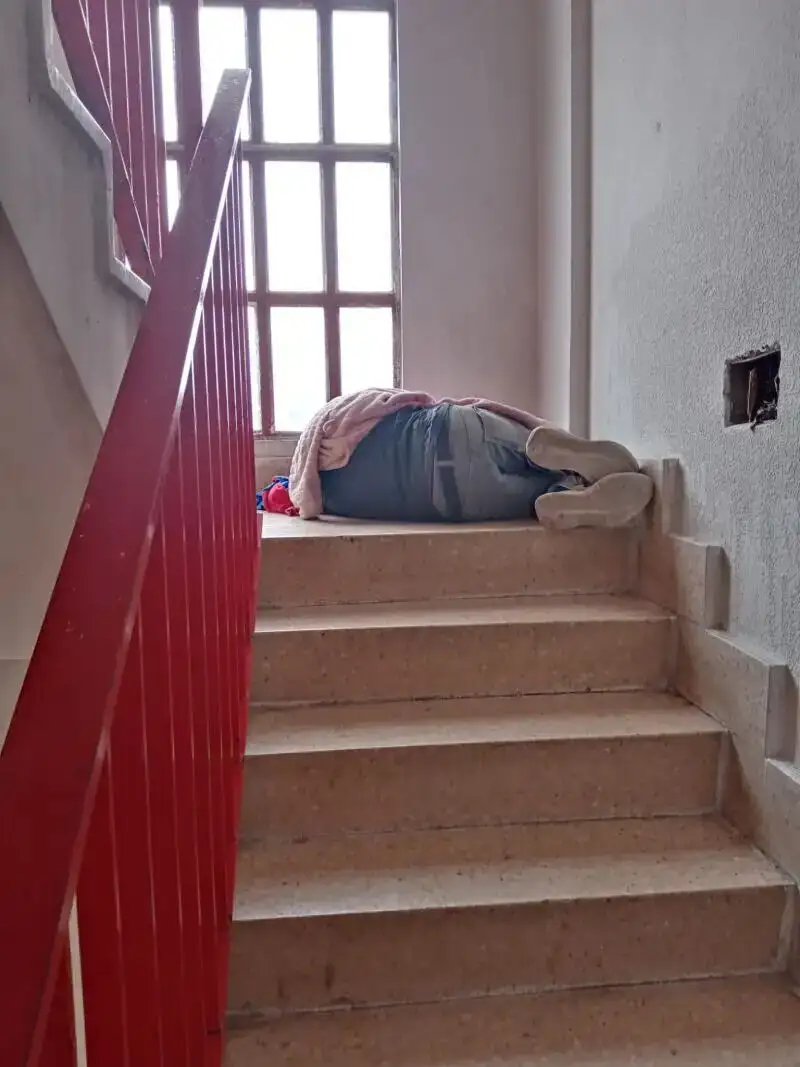 Drogodependientes durmiendo en las zonas comunes