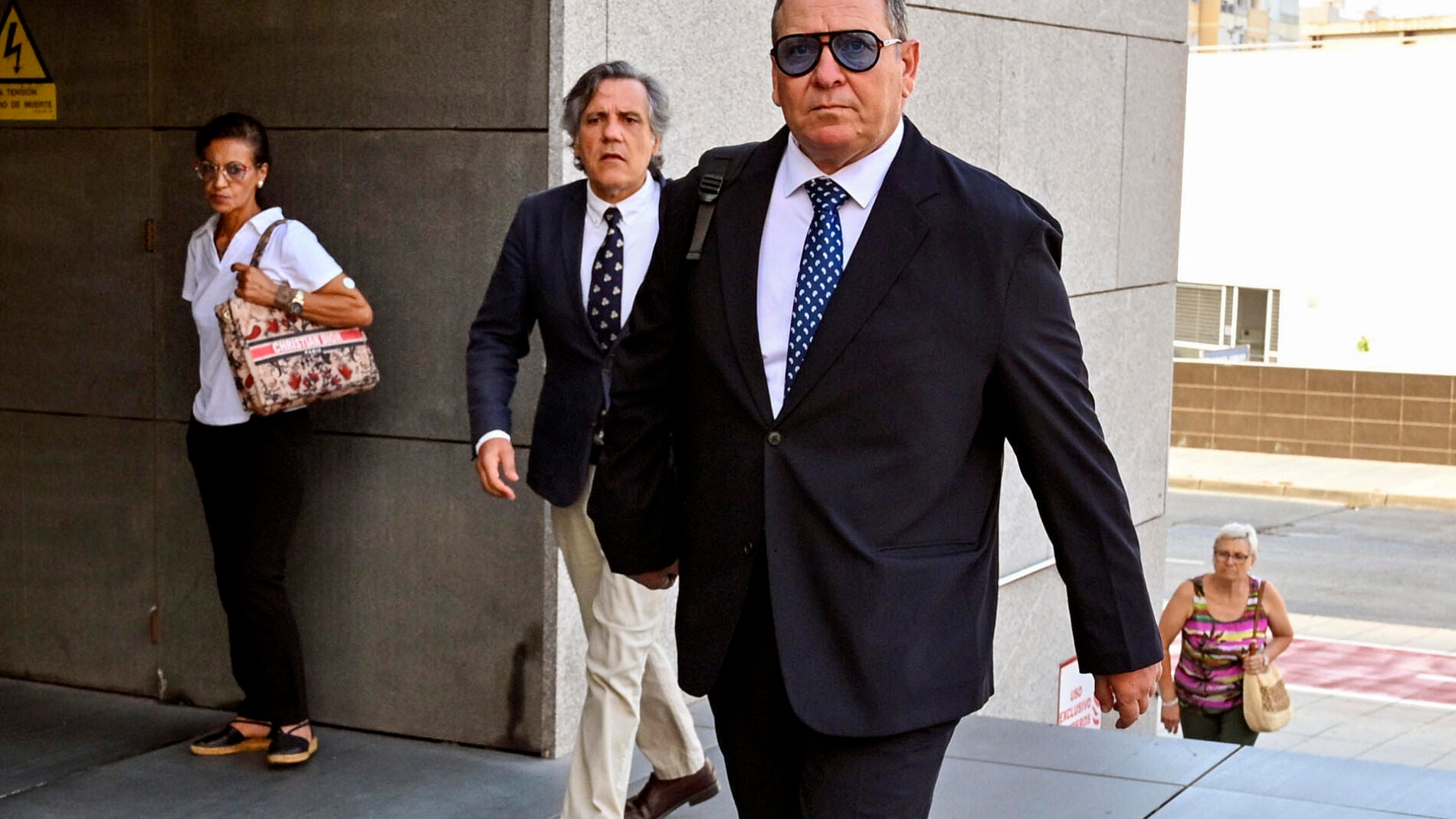 "Mutismo" político y "contención" empresarial en el arranque del "caso Mascarillas"