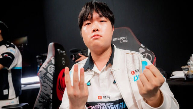 Un jugador profesional de videojuegos es multado con casi 20.000 euros por no chocar la mano con los aficionados