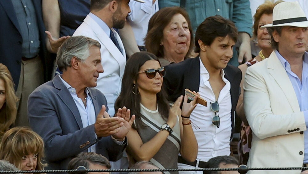 Tana Rivera reaparece junto a Roca Rey en Sevilla con el vestido ...