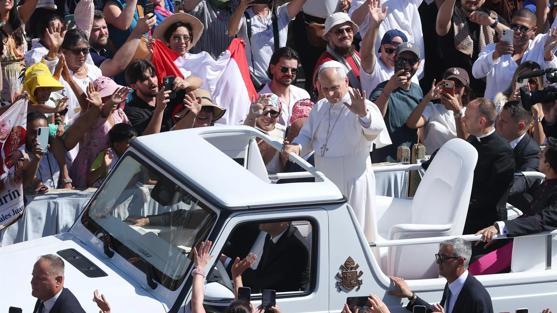 El Papamóvil: De los Paseos del Papa a la Industria Automotriz