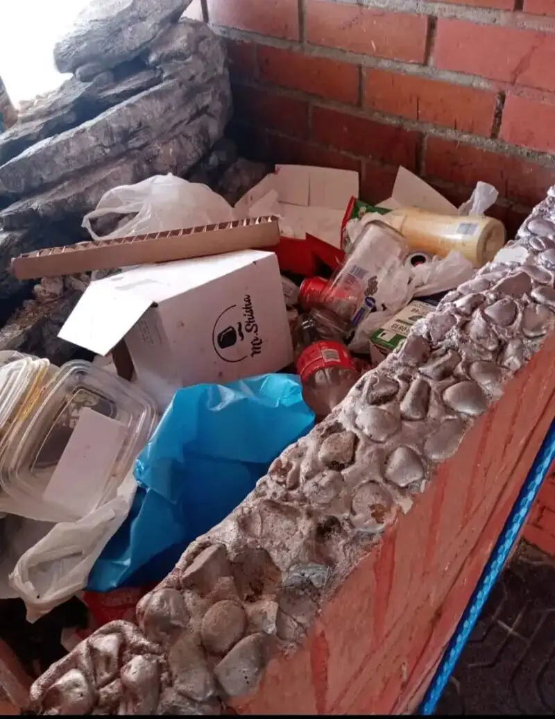 Así se encontraban los vecinos las zonas comunes de la finca