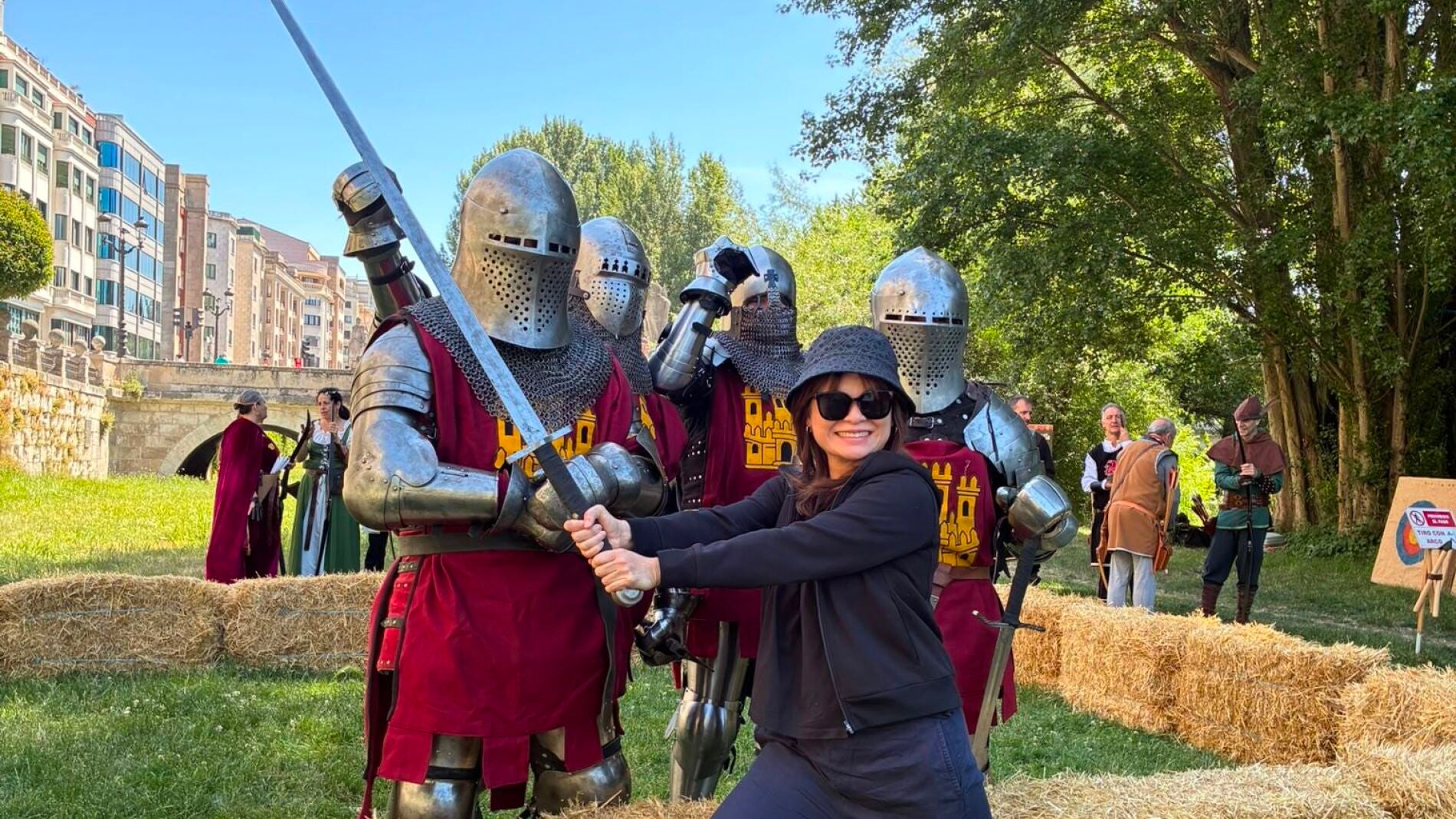 La figura del Cid y la recreación histórica protagonizan en Burgos el rodaje del programa taiwanés "What A Trip 2"