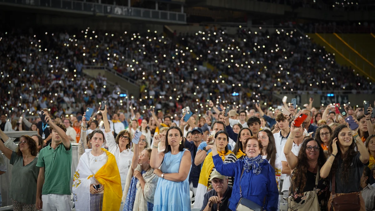 El Papa León XIV preside la vigilia de oración en el Estadio Olímpico Lluís Companys