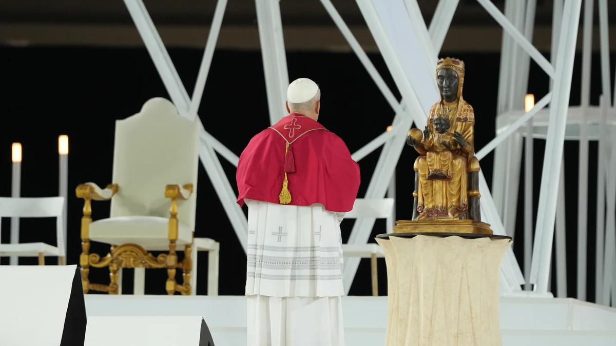 El Papa León XIV preside la vigilia de oración en el Estadio Olímpico Lluís Companys