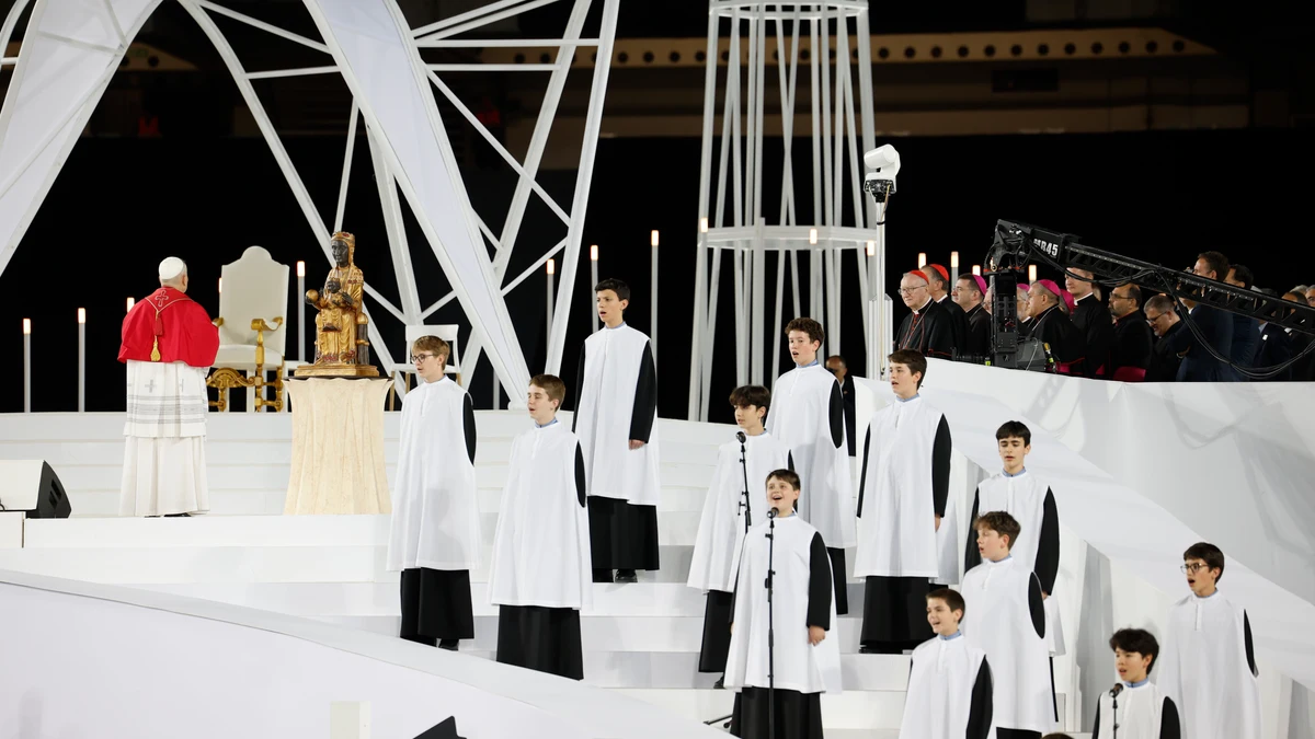 Vigilia del papa León XIV en el Estadio Olímpico de Barcelona