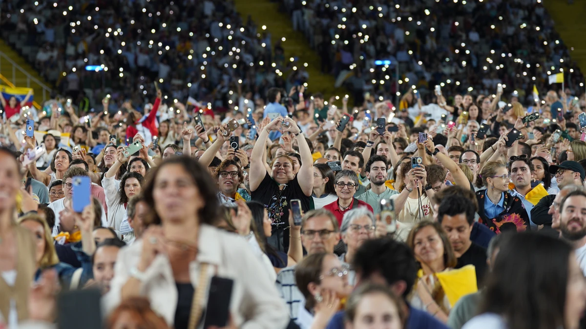 El Papa León XIV preside la vigilia de oración en el Estadio Olímpico Lluís Companys