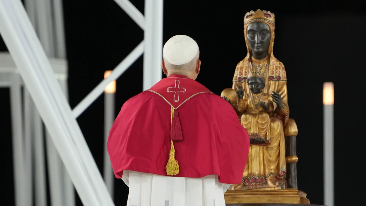El Papa León XIV preside la vigilia de oración en el Estadio Olímpico Lluís Companys