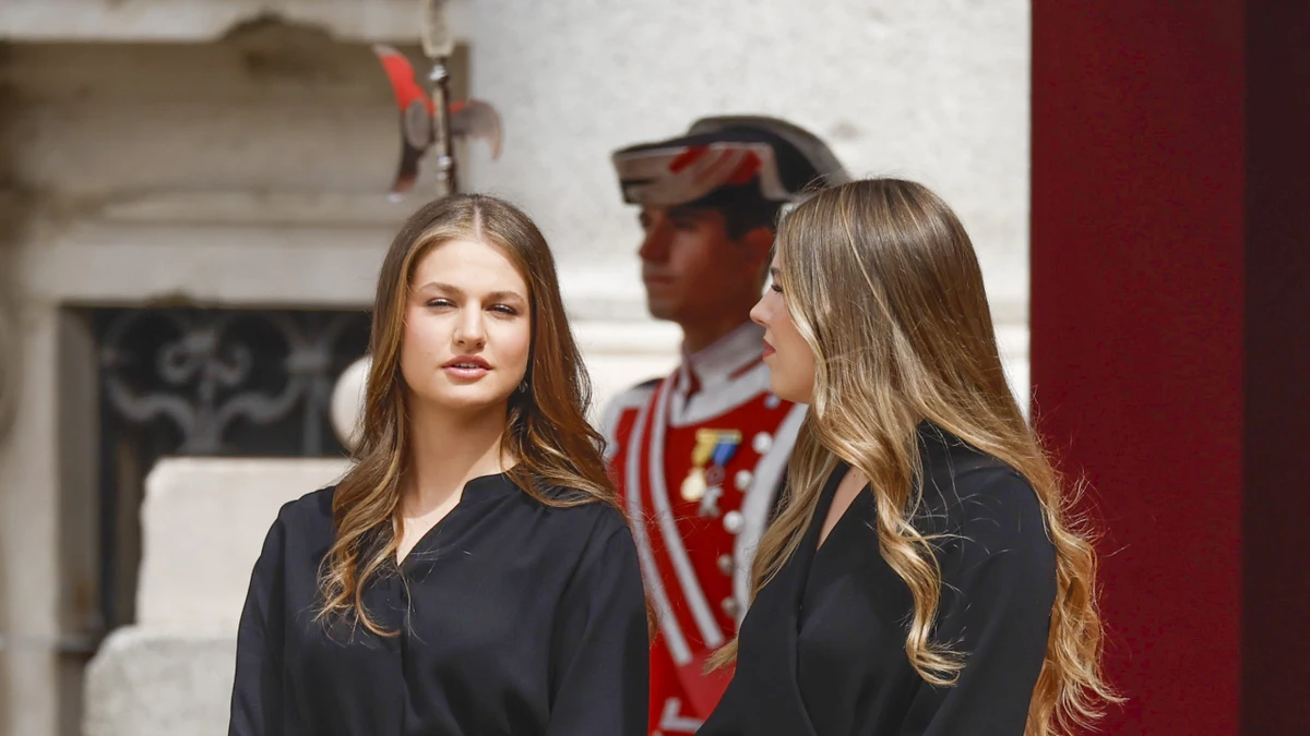 La comunicación no verbal de la Princesa Leonor es más comedida. En cambio, la Infanta Sofía se permite algo más de naturalidad en sus encuentros con el Papa