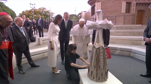 Una niña invidente describe al tacto una maqueta de la Torre de Jesús a León XIV y los Reyes 