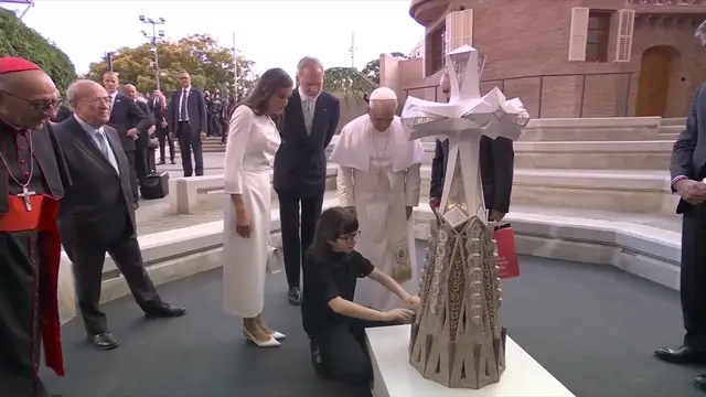 Una niña invidente describe al tacto una maqueta de la Torre de Jesús a León XIV y los Reyes Una niña invidente describe al tacto una maqueta de la Torre de Jesús a León XIV y los Reyes