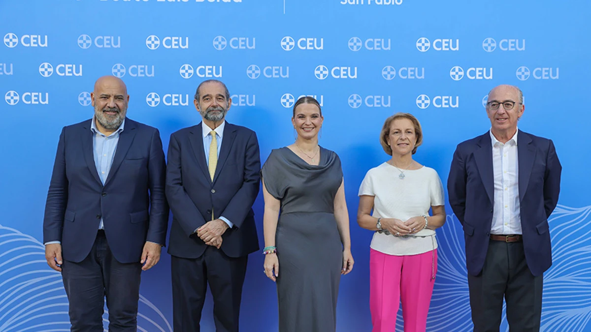 De izquierda a derecha: Jaime Martínez Llabrés, alcalde de Palma, Alfonso Bullón de Mendoza, presidente de la Fundación Universitaria San Pablo CEU, Marga Prohens, presidenta del Govern de les Illes Balears, Rosa Visiedo, rectora de la Universidad CEU San Pablo, y Javier Tello, director general de la Fundación Universitaria San Pablo CEU.