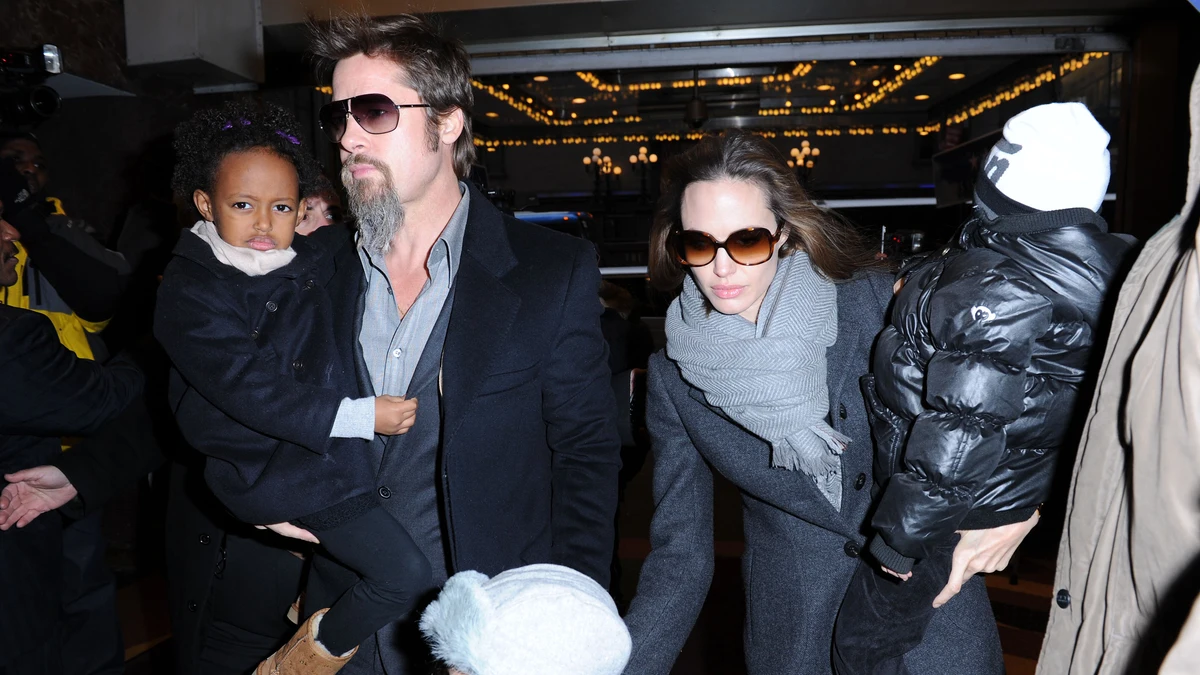 Brad Pitt con su hija Zahara en brazos, cuando era pequeña