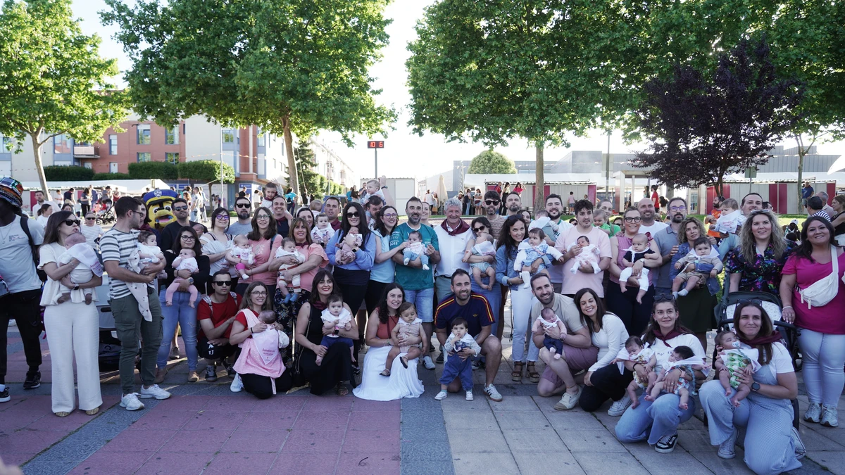 Reparto de pañuelos entre recién nacidos antes del pregón de las Fiestas San Antonio 2026 de La Flecha en Arroyo de la Encomienda (Valladolid)