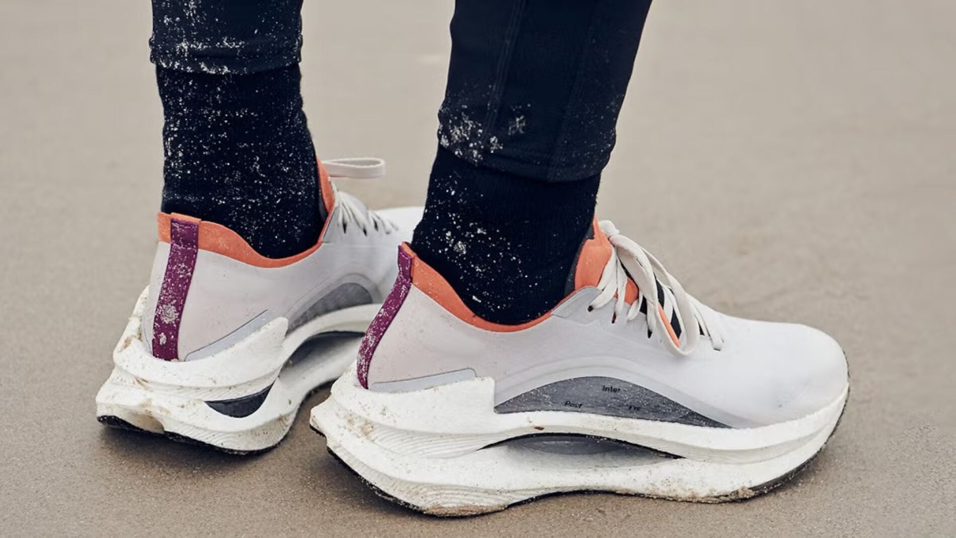Placa de carbono, 9 colores y estilo HOKA: zapatillas de running muy por debajo del precio habitual