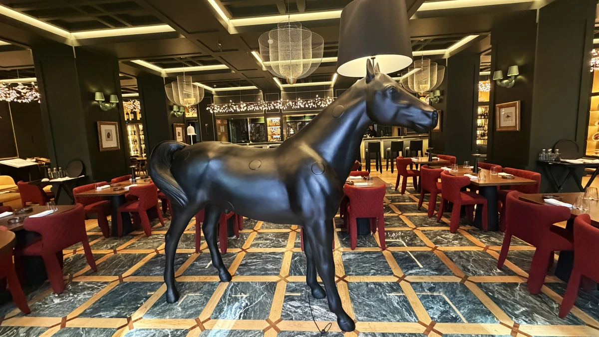 Una original lámpara de Moooi preside la entrada al restaurante Áurea