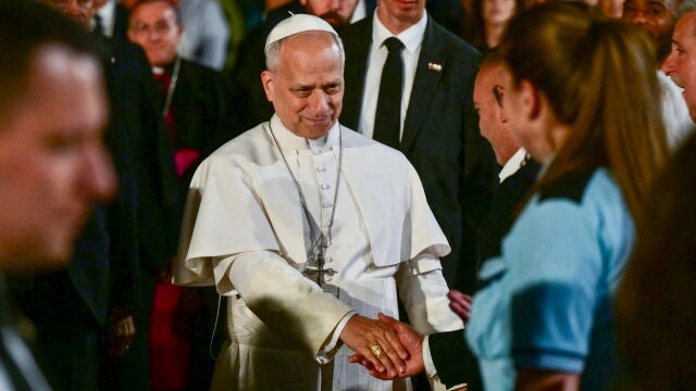 Sant Esteve Sesrovires (Spain), 10/06/2026.- Pope Leo XIV greets inmates during a visit to the Brians 1 prison in Sant Esteve Sesrovires, near Barcelona, Spain 10 June 2026. Pope Leo XIV is visiting Spain June 6-12 with stops in Madrid, Barcelona, and the Canary Islands, where he will meet with migrants and organisations dedicated to helping them. (Papa, España) EFE/EPA/STEFANO RELLANDINI / POOL 