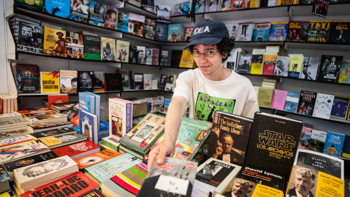 Diego con algunos de los libros que "Ocho y Medio" vende