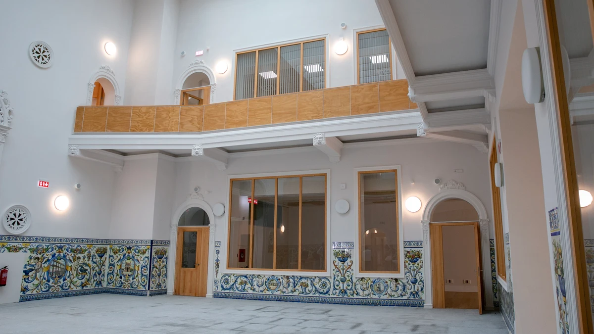 El consejero de Hacienda, Administraciones Públicas y Transformación Digital, Juan Alfonso Ruiz Molina, ha visitado las obras de conservación del edificio que acoge la sede de la Delegación Provincial de Hacienda,ubicado en la calle Trinidad, 8.