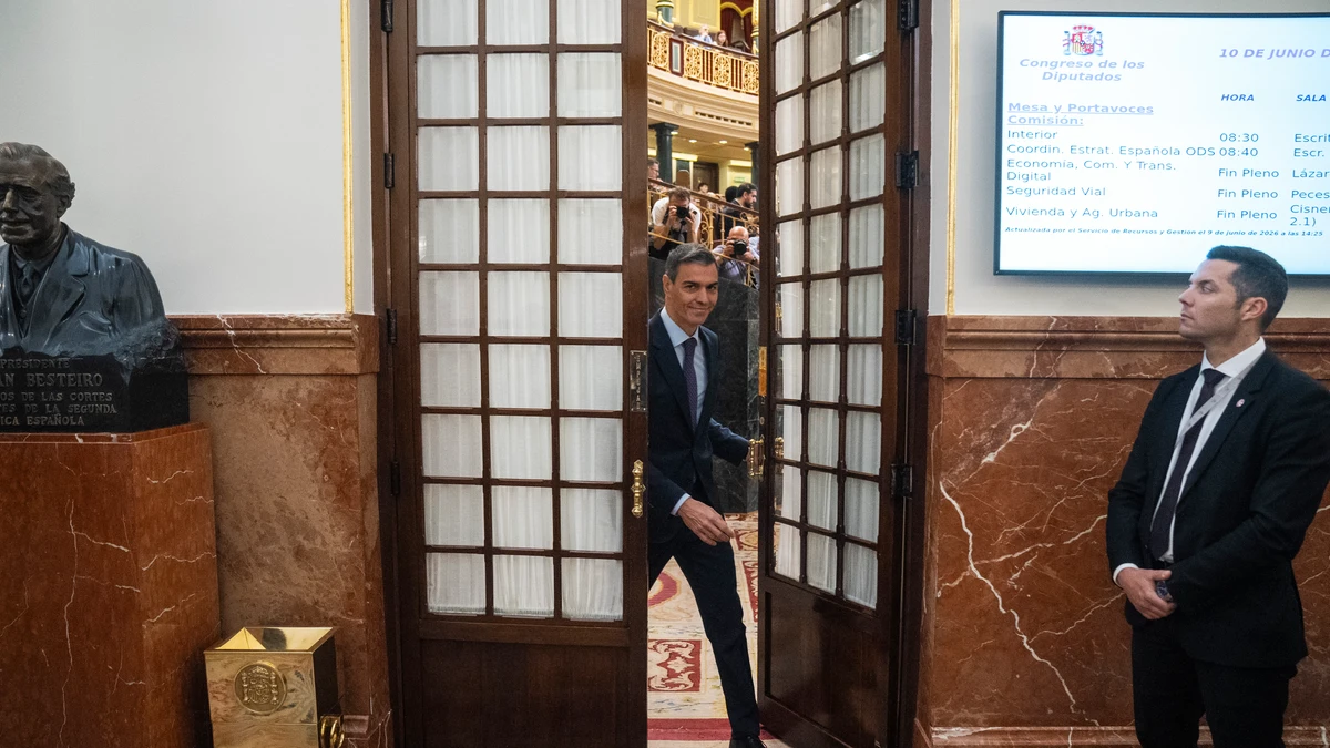 El presidente del Gobierno, Pedro Sánchez, sale del hemiciclo del Congreso de los Diputados
