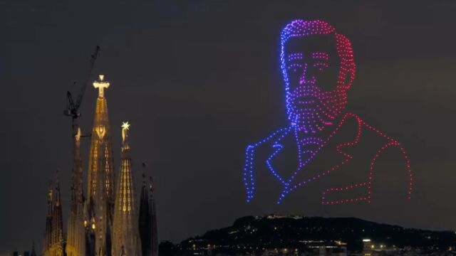 Imagen del espectáculo sucedido tras la bendición de la torre de Jesucristo de la Sagrada Familia por parte de León XIV