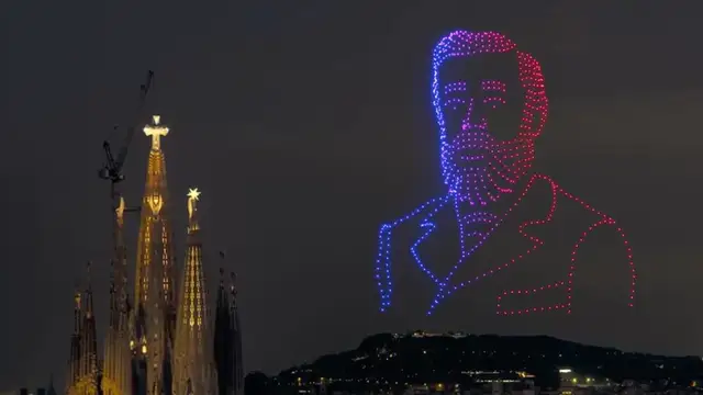 Imagen del espectáculo sucedido tras la bendición de la torre de Jesucristo de la Sagrada Familia por parte de León XIV Imagen del espectáculo sucedido tras la bendición de la torre de Jesucristo de la Sagrada Familia por parte de León XIV