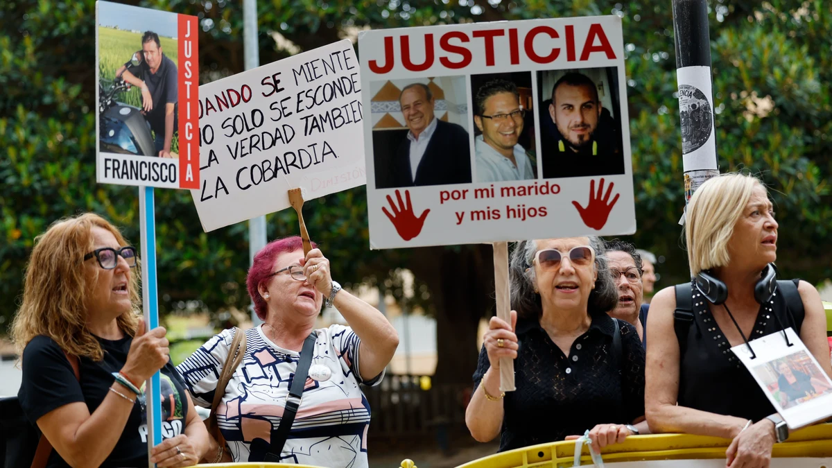 Víctimas de la dana se concentran frente el juzgado ante la testifical de Susana Camarero