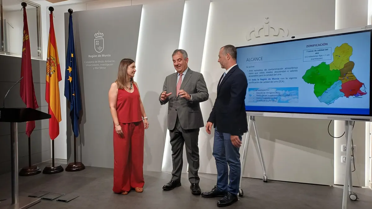 El consejero de Medio Ambiente, Juan María Vázquez, durante la presentación de esta iniciativa contra la contaminación
