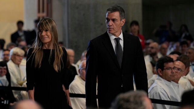 Begoña Gómez no se pierde la misa del Papa León XIV en la Sagrada Familia y  apuesta por el vestido negro más minimalista