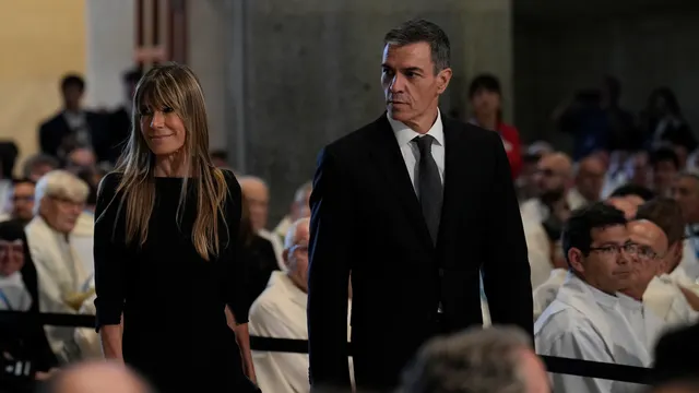 Begoña Gómez no se pierde la misa del Papa León XIV en la Sagrada Familia y apuesta por el vestido negro más minimalista