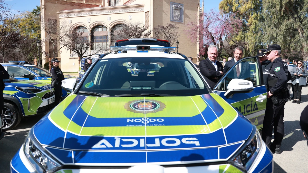 El alcalde de Sevilla, José Luis Sanz, en la presentación de la nueva flota de vehículos de la Policía Local.