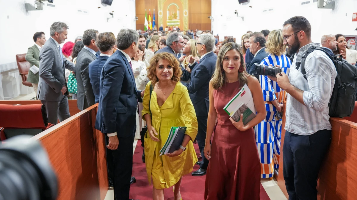 La secretaria general del PSOE-A y portavoz del grupo socialista, María Jesús Montero, junti a María Márquez y con Espadas al fondo
